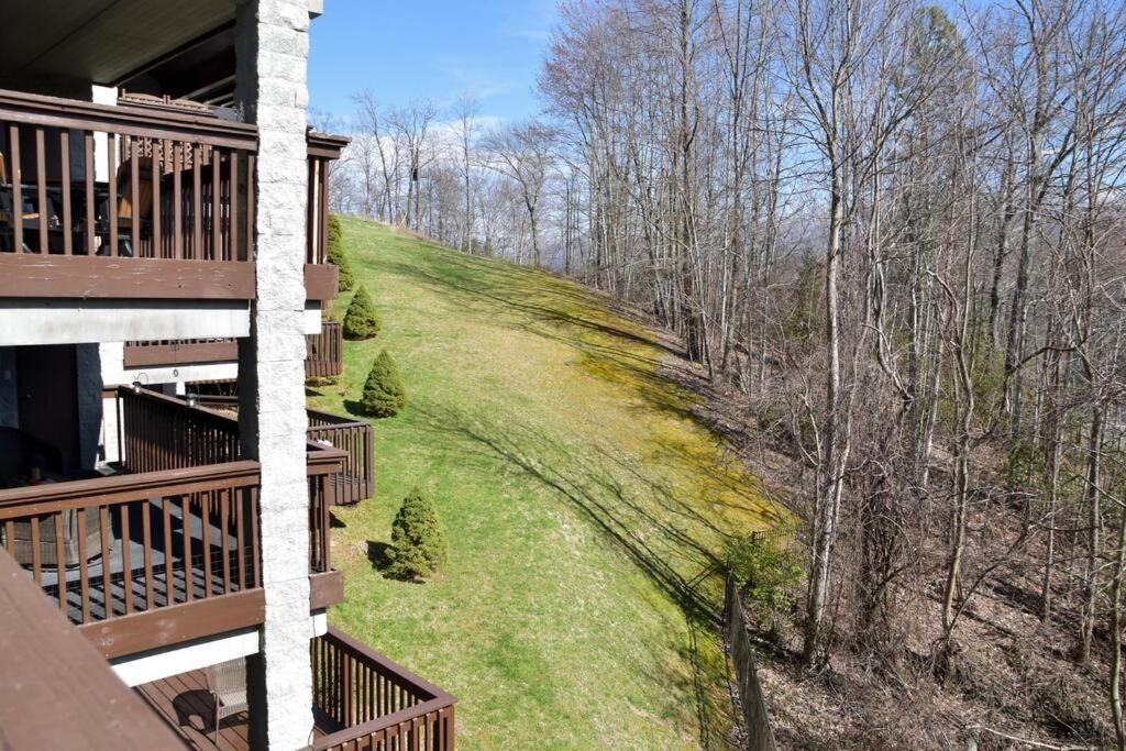 Apartmán Cozy Mountain Getaway! Mountain Views! 2 Bed, 2 Bath, Sleeps 6 Gatlinburg Exteriér fotografie