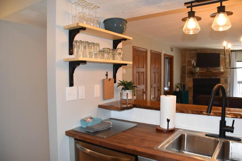 Apartmán Cozy Mountain Getaway! Mountain Views! 2 Bed, 2 Bath, Sleeps 6 Gatlinburg Exteriér fotografie