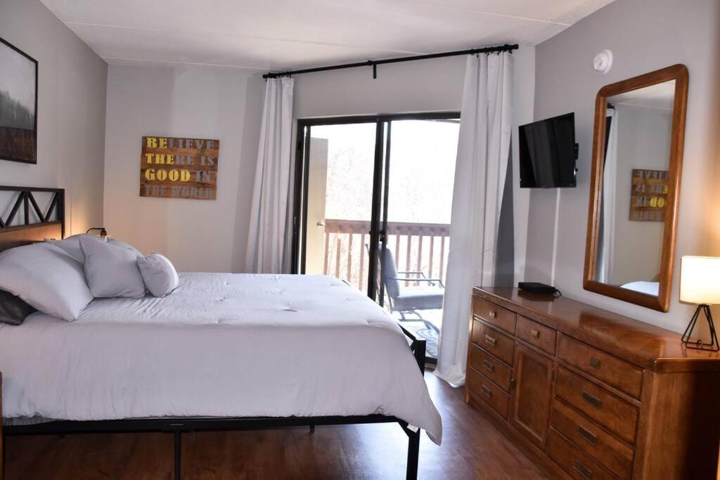 Apartmán Cozy Mountain Getaway! Mountain Views! 2 Bed, 2 Bath, Sleeps 6 Gatlinburg Exteriér fotografie